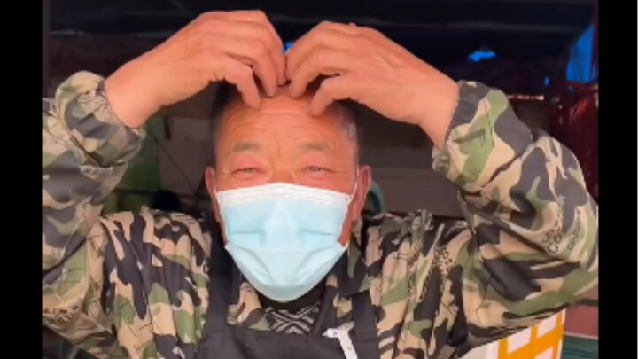 [I Love Kun – Season 1, Episode 53]: That old “black fan” meat-sandwich guy is here again and again!