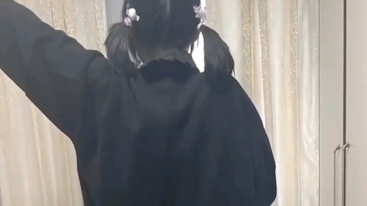 [Qiuche] Cho bạn xem cô gái mắc hội chứng cấp hai đang niệm chú để đóng rèm lại