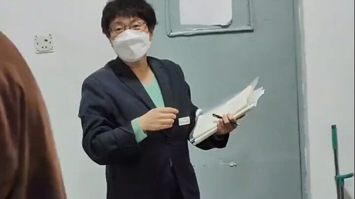 Khi chúng tôi hỏi cô lao công ký túc xá: “Làm sao đây khi chẳng có chuyện gì để nói với cô gái mình 