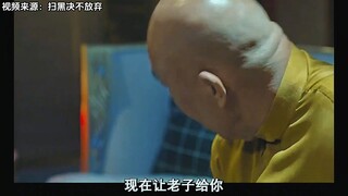 Tên gangster bị tát vào mặt vì chế nhạo phó thị trưởng.