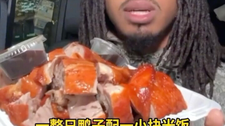A foreigner tries Peking duck for the first time, and the shop owner even gifts a duck head.