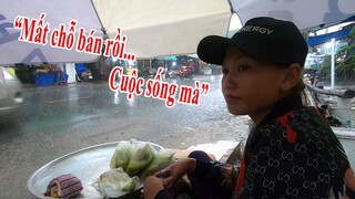 Chiều mưa BUỒN với Thôn nữ bán cà tím nướng vìBất ngờ mất chỗ bán dù ráng cười nhưng đôi mắt rớm lệ