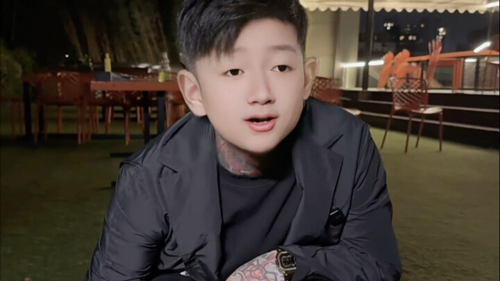 فرييلزود ورشة الإبداع: الطفل ذو الثمانية أعوام يحمل هذه القطعة الكبيرة～