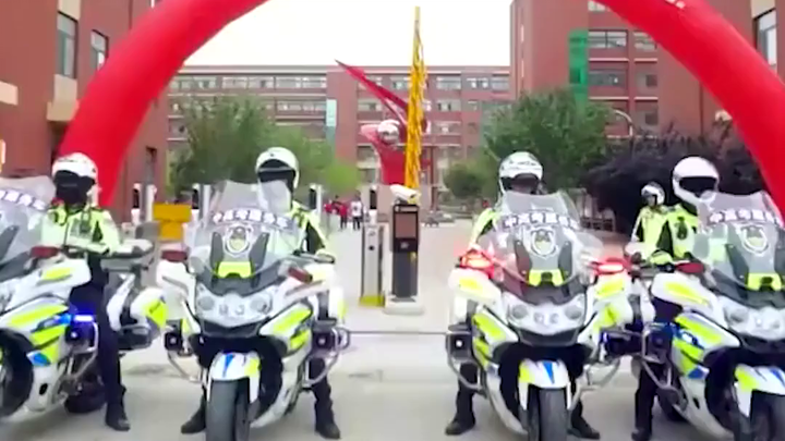 มาสอบเอนทรานซ์สาย: ฉากโซเชียลเดดสุดอึดอัดที่เกิดจากความพยายามฝืนไปให้ถึง!