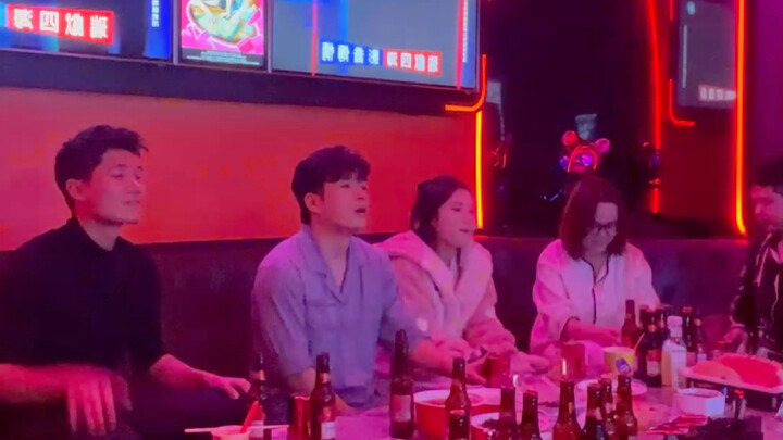 Không phải… ai tốt bụng mà mặc đồ ngủ đi karaoke chứ!!