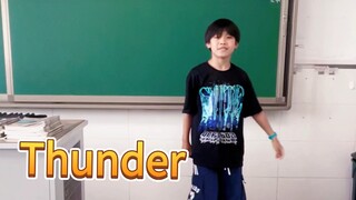 Siswa sekolah dasar berusia 10 tahun menari mengikuti lagu "Thunder"---Seventeen