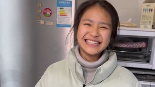 Chị gái tôi đang chiên một loại trứng mới