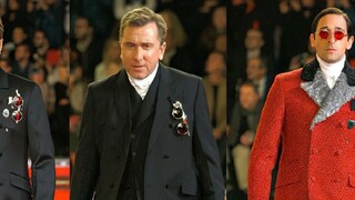 ด้วยการจัดแถวแบบนี้ สุนัขตัวไหนผ่านไปก็โดนเตะ