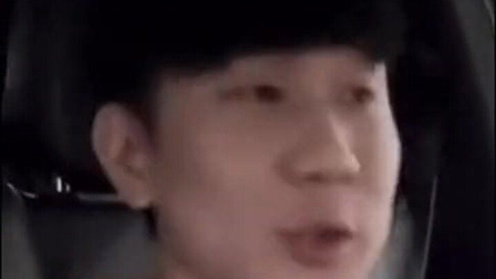 JJ Lin mengaku diam-diam pernah menyetir mobil mewah milik Jay Chou, sementara wajah Jay Chou tampak