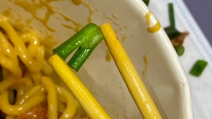 Lihat! Hari ini daun bawang di dalam mie-nya kayak celana dalam. Ah, sudahlah, pasti orang lain ngan