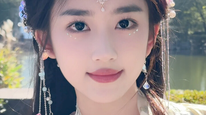 ผู้หญิงที่พูดชมคนเก่งนั้นสวยจนไม่มีข้อโต้แย้ง