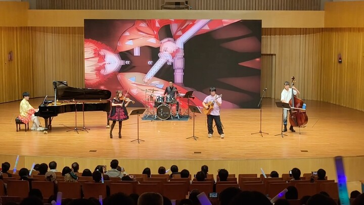 การได้ฟังเพลง "Into the Infinite City" ในคอนเสิร์ตทำให้ฉันมีกำลังใจขึ้นมามาก