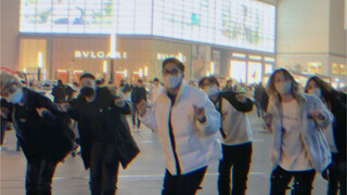 في الساعة الواحدة صباحًا من ليلة رأس السنة، قفزت بقوة في وسط المدينة على أنغام جيل جديد