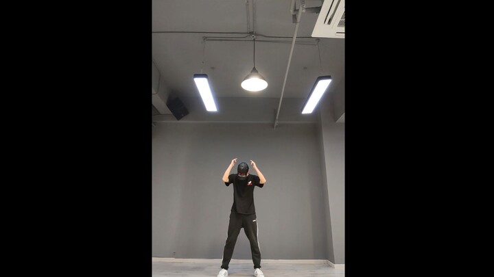 Zhang Yixing menari versi cover Shakalaka