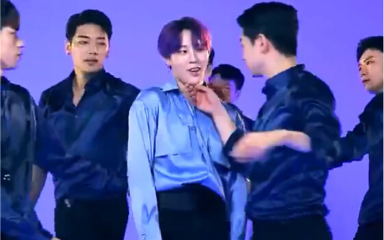 تم إصدار فيديو رقصة التتابع "BLUE" لـ Ha Sungwoon، لكن راقصيه أثاروا استياءه
