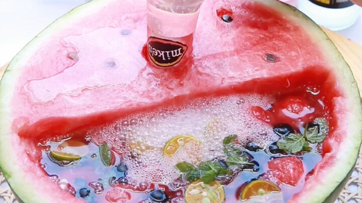 Cách mở dưa hấu thứ 101! Chỉ có nước giải khát dưa hấu mới mang lại niềm vui!