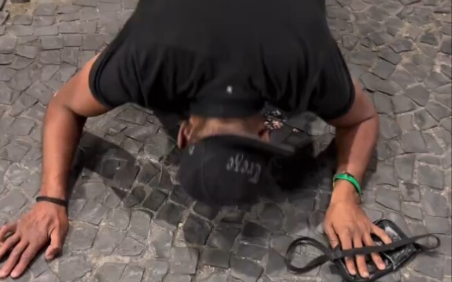 Salt-Sprinkling Brother's Fans