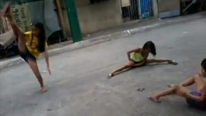 Laro muna ng gymnastics, Galing nila magsplit pero yung isa sa kanila plakda yung split hahaha 😂