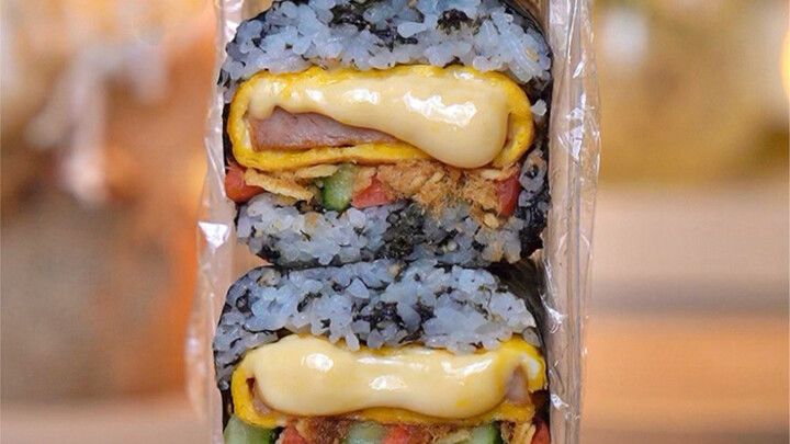 كرة أرز مع رقائق البطاطس بالجبن المذاب اللذيذة، محبو الجبن لن يستطيعوا مقاومتها