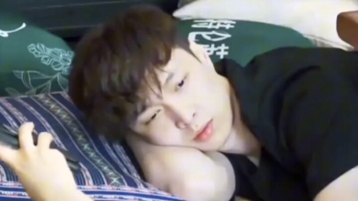 هناك جمال في الحالة النفسية التي تُشبه أن تُصاب بالجنون خلسة بينما تستمر في العيش.