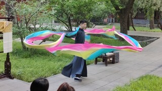 Another version of the ancient temple robe in "Heavenly Girl Scattering Flowers" (better perspective