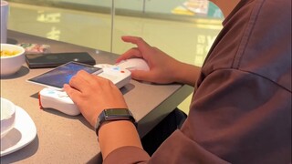 Saat semua orang di hotel sedang makan, hanya suami saya yang masih berkontribusi pada industri e-sp