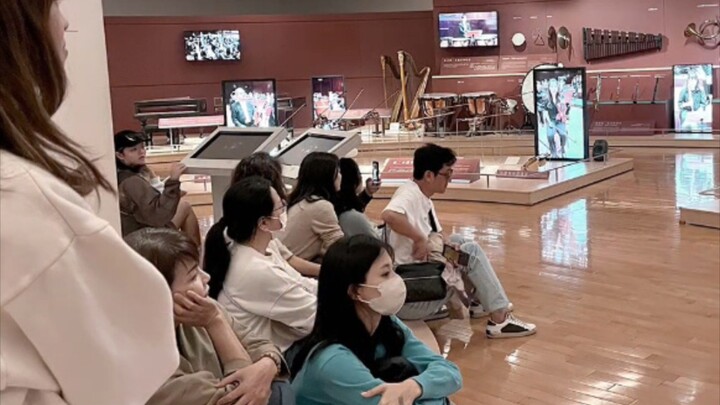 จื่ออวี๋พาจองยอนและจีฮโยไปดูการแสดงเปลี่ยนหน้ากากงิ้วเสฉวนด้วยกัน