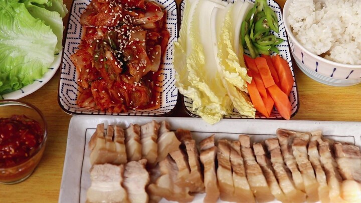 【韩式菜包肉】韩式煮法的五花肉和蔬菜的完美搭配！娃娃菜里放上五花肉和烤肉酱吃一大口真的太满足啦/Bossam