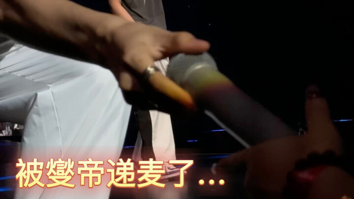 Sao lại thế nhỉ, mic của buổi concert sao lại vào tay tôi rồi?