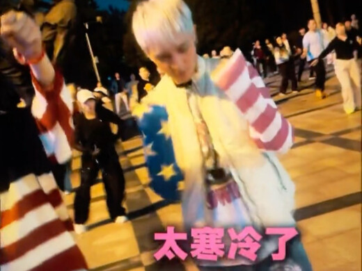 كارلي تايغر يُظهر رقصة العصر الأكثر شعبية بقفزتين على إيقاع غلو伴