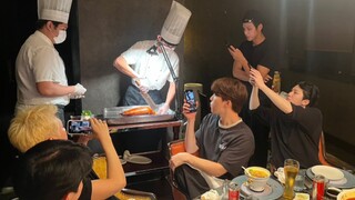 Minghao: The kids are so cute taking pictures of Peking duck. Hoshi is crying: I only turned it once