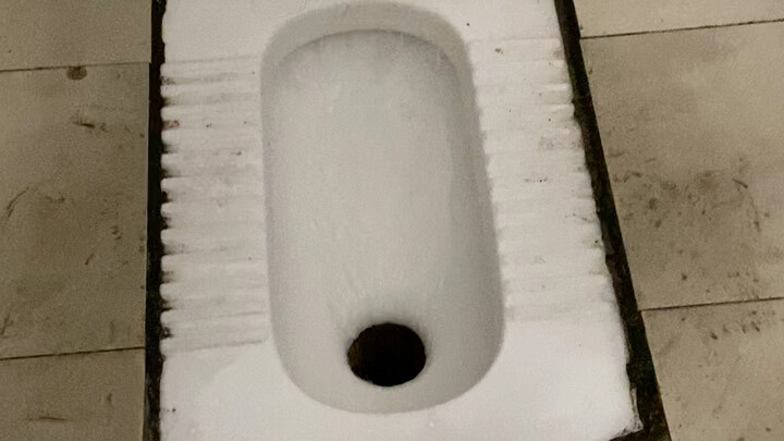 Nhà vệ sinh cao cấp của một trường đại học 211 tại Hà Nam