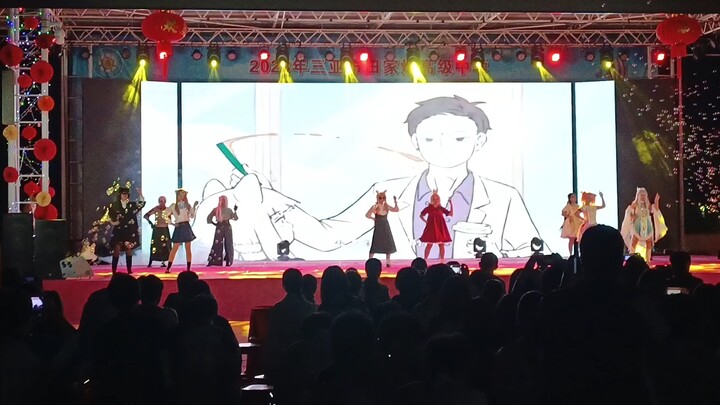 الرقص على أغنية "Fei Ren Zai" في حفل رأس السنة الجديدة