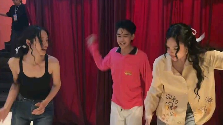 เต้นมันส์จนมันฝรั่งหวานแทบระเบิด รองเท้าก็ถูกเหวี่ยงทิ้งไปแล้ว ฮ่าๆๆ