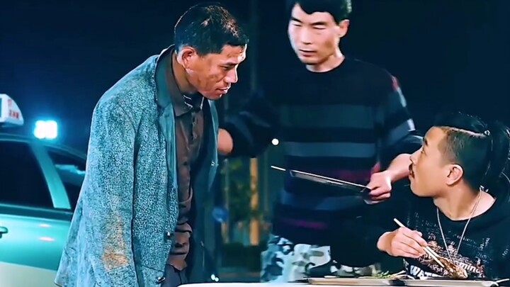 Every day, the driver gave food to an old beggar—and in the end, it indirectly saved his own life! #