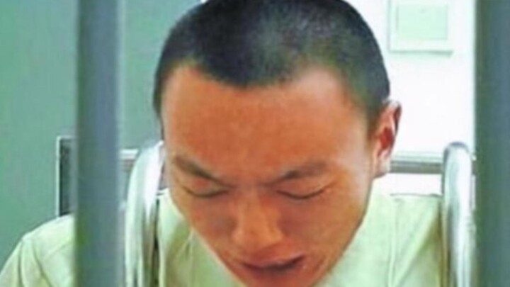 12 years ago, he claimed "My father is Li Gang", but now he makes a living by painting walls and has