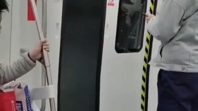 地铁没到站，门却打开了 地铁跑的好好的，结果门开了