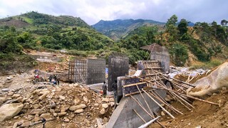 Cầu chống chơ đổ bê tông trụ thứ 4 - Tường cánh dân bản ghép cốt pha lên 5m