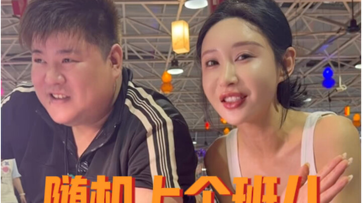 Đột nhiên đi làm gặp chủ gian hàng vỉa hè thu nhập 580.000 tệ mỗi ngày, tài sản trị giá bảy chữ số