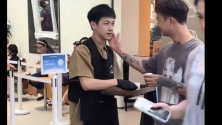 成都某奶茶店男大学生被骚扰依然笑着营业，生活不易！！！