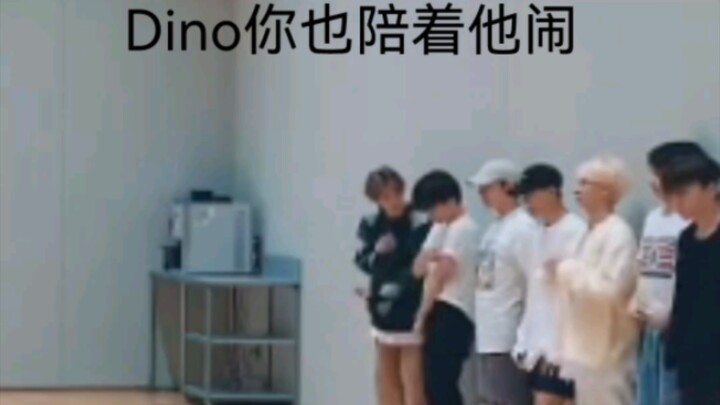 من غير هذا المشجع ينظر إلى غرفة التدريب باستخدام عدسة مكبرة؟