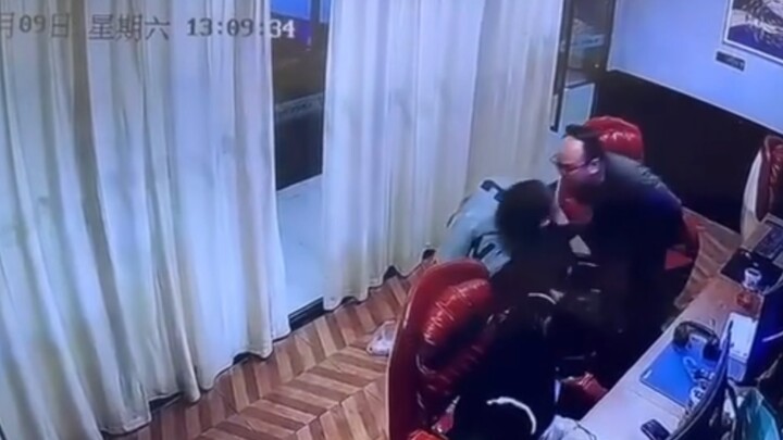 Hai người vì phát âm của từ FEIN mà cãi nhau