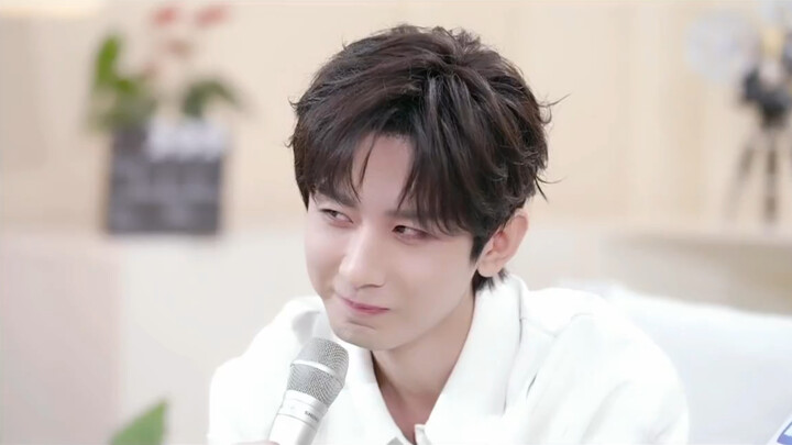หลินเสี่ยวพูดว่า: “รู้ไหม คุณดูตลกมากเลยนะตอนอยู่บนโลกออนไลน์” เฉิงอี้ตอบกลับว่า: “ไม่หรอกมั้ง?” ตรง