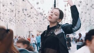 Adik berbaju hitam itu luar biasa! Gadis Rusia menampilkan cover jalanan ASTRO "ONE" yang menakjubka