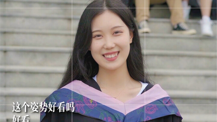 Tốt nghiệp đại học rồi, hãy dùng một bức ảnh chụp chung để khép lại mối tình thầm lặng của bạn nhé.