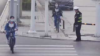 The most handsome figure, the traffic police uncle, warm gesture, heart