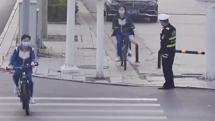 The most handsome figure, the traffic police uncle, warm gesture, heart