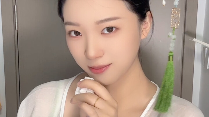 The original Qingying is basically the ultimate “badass chick”! She fires the first shot against “lo