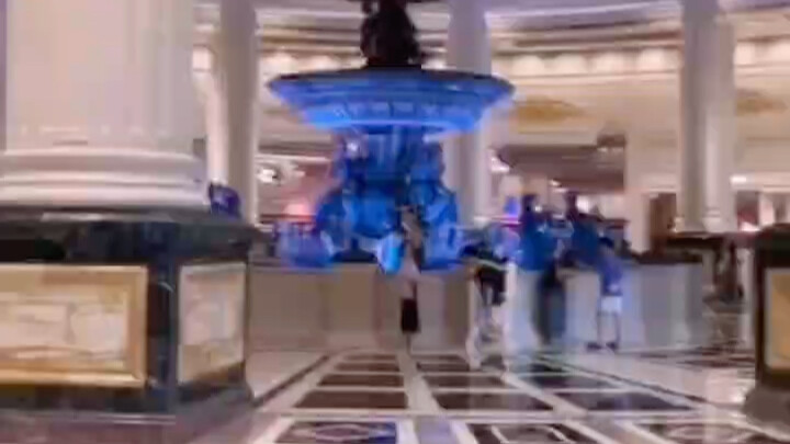 Sòng bạc Ma Cao. Một ông lão thua sạch túi trong sòng bạc, phải gọi điện khắp nơi để vay tiền…