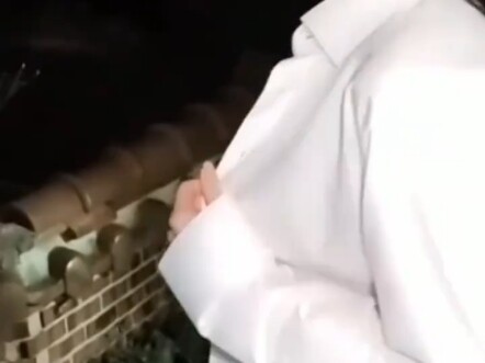 Mặc vào trông gầy, cởi ra mới thấy dáng.